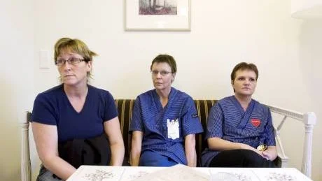 De är först i kommunen att ha delade turer också på vardagarna. "Det förstör privatlivet", menar vårdbiträdena Ingela Svensson och Annelie Jansson. "För mig passar det bra", säger Marina Eriksson, till höger.