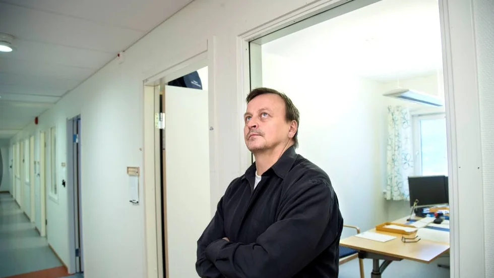 ”Det sitter i ventilationen”, säger kriminalkommissarie Aron Backman om lösningsmedelslukten i huset, ibland är det mer och ibland mindre.