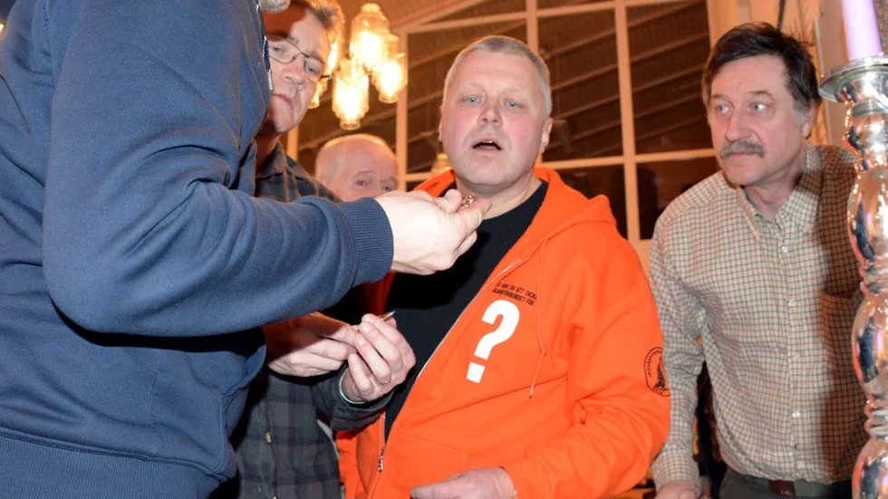 Många jägare funderar över att gå över till jakt med kopparkula för att slippa blyförorenat viltkött. Markus Lundström och Robert Lundström tittar på de nya kulorna tillsammans med Jägarförbudets ordförande Mikael Samuelsson och Kent Björk i älgförvaltningsgruppen.