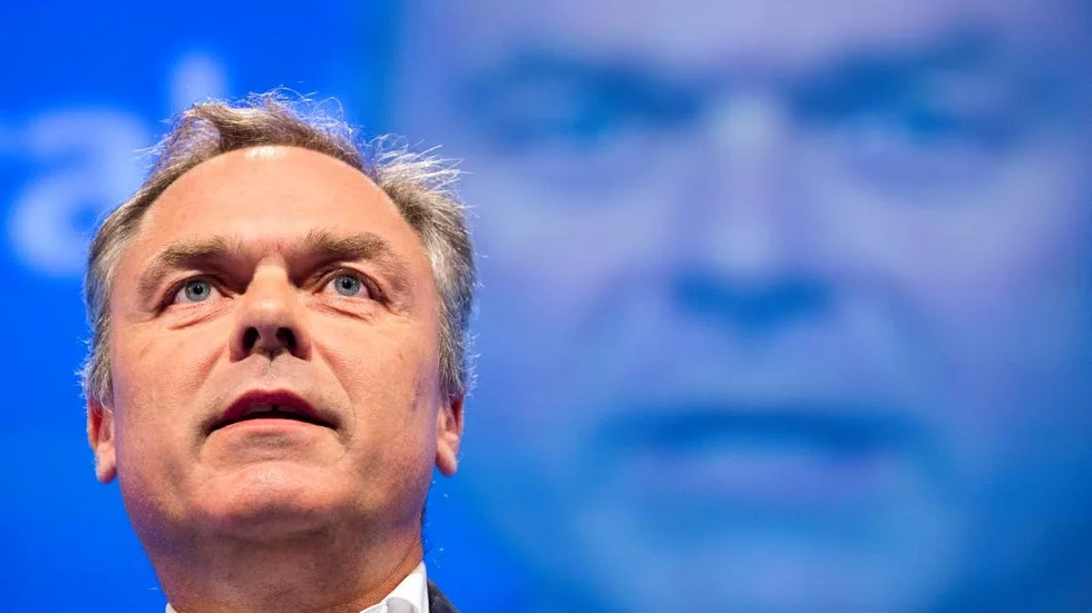 Folkpartiledaren Jan Björklund har svårt att hävda sin politik och sitt parti, men än så länge utmanas inte hans partiledarroll.