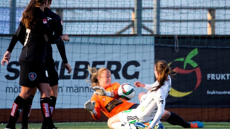 Piteås Pauline Hammarlund var nära att näta mot Göteborg men fick lämna planen mållös.?FOTO: CARL SANDIN