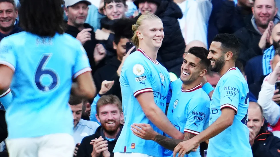 Manchester Citys Erling Haaland, i mitten, gjorde ytterligare ett mål i segern mot Southampton.