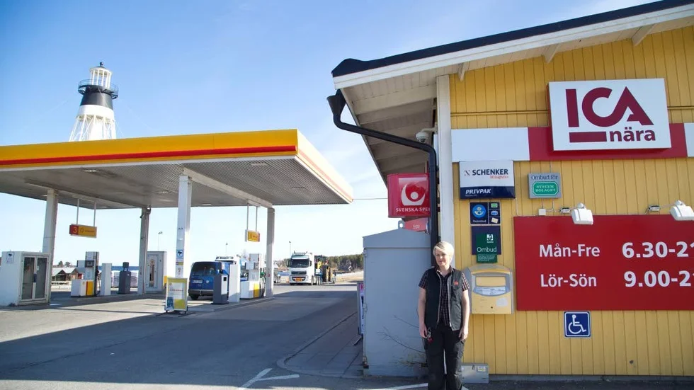 Johanna Olsen utanför E-fyren i Jävre som utsetts till landets bästa ICA Nära-butik.