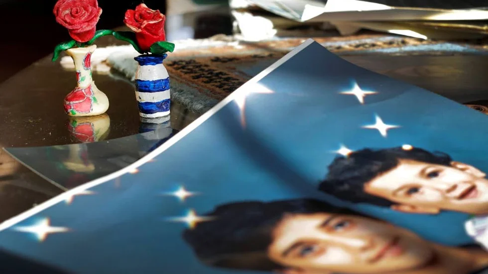 Fängelsekonst som Adnan Syed har skickat hem till sin mamma. I barndomshemmet står hans blommor nära familjefotografierna.