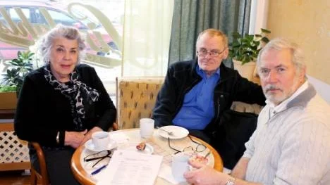 Normalt är det ännu mer tvärpolitiskt än här, när den här speciella gruppen träffas på Lindahls. Saknas denna dag gör Irja Berglund (V). Men på plats är (från vänster) Lilian Lundström (S), Sven-Åke Molund (M) och Jan-Åke Sallermo (S).

Foto: Jan Nordström