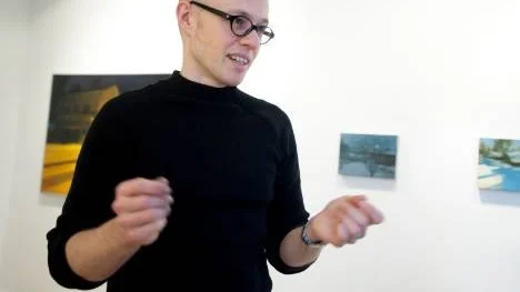 "Jag vill hylla ögonblicken som är livet" förklarar Mikael Jacobsson.