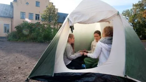 Tält slogs upp på Rudol Fteinerskolans gård, när Ung scen/öst kom med sin föreställning Vad ska vi göra? Nathalie Enqvist och Agnes Lilja bjöds in i tältet av Linda Kunze.
Foyo: Titti Olovsson