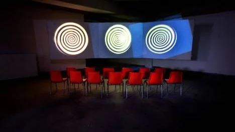 Videoverket In Your Face är en experimentfilm som vill få betraktarna att le genom att exponera oss för en dold leende mun.