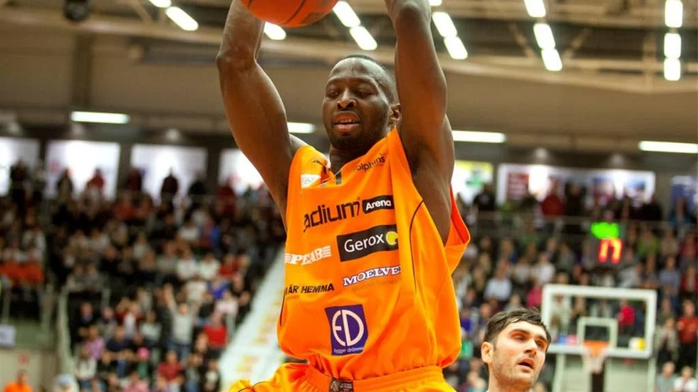 Dee Ayuba och Dolphins är i en stor ledning i paus borta mot Örebro.