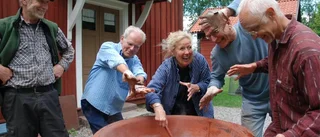 Här kokas det röd falufärg