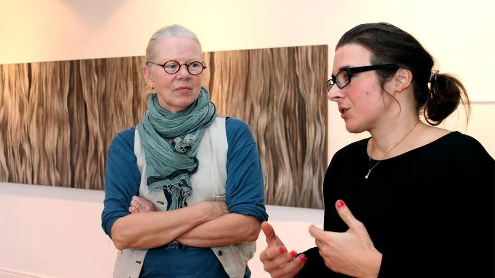 Konstnärerna Annika Svenbro och Julia Peirone (till höger) ställer ut tillsammans i Norrköping och i dag hålls vernissage på Konstforum. Annika Svenbros stora målning Berenikes hår är utställningens mest centrala verk som bestämde det gemensamma temat.