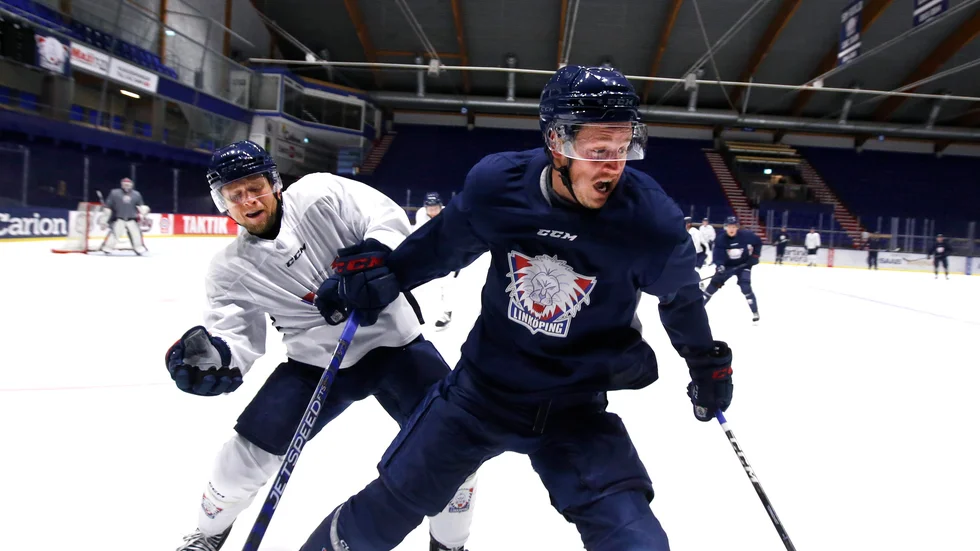 Jesper Pettersson och Henrik Törnqvist i duell på träning. Redan på fredag är det premiär för damerna och på lördag startar herrarna.