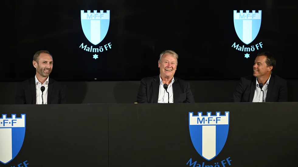 Åge Hareide (mitten), Malmö FF:s sportchef Andreas Georgson (till vänster) och sportdirektör Daniel Andersson när Hareide presenterades som MFF-tränare säsongen ut.