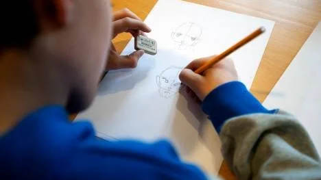 Oskar Hägg, 10, skissar på ett huvud.