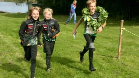 Kolmårdens segrande lag på väg mot mål, från vänster Moa Ljungemyr, Lisa Berggren och Oskar Leinonen.               Foto: Nls Sjödin
