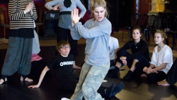 Sofia Harryson intar dansgolvet, medan de andra dansarna hämtar andan.