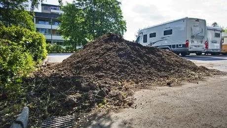 Den här jordhögen anser Jan-Olof Eriksson ligger alldeles för nära dagvattenbrunnen i bildens förgrund.