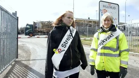 Än så länge släpper strejkvakterna Pernilla Lindroth och Rose-Marie Eklund in lastbilarna. Foto: Titti Olovsson (samtliga bilder)     Foto: Titti Olovsson