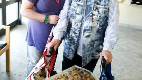 Inga-May Andersson bakar nästan alltid till måndagarnas stickkafé. Den här gången har hon gjort tigerkaka. Det berättar hon för Pia Clashammar Blom som jobbar på träffpunkten.   Foto: Anita Kjellberg