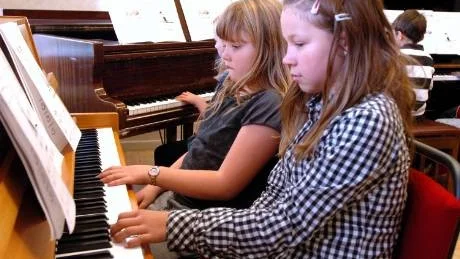 Michelle Orban och Stina Arvidsson delar piano på lektionen. Foto: Lillemor Molin