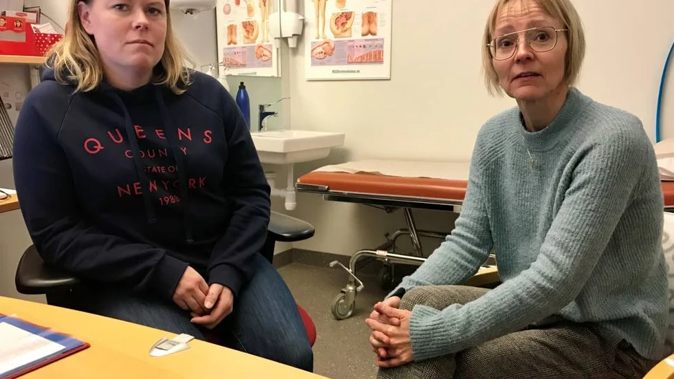 BARNMORSKOR. En akut vattenskada har saboterat arbetsmiljön för Stina Forssell och Ingela Norén.