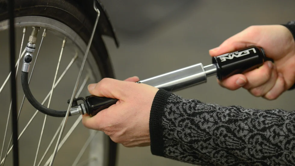 Signaturen Nöjd cykeltant har med sig egen cykelpump. Arkivfoto
       