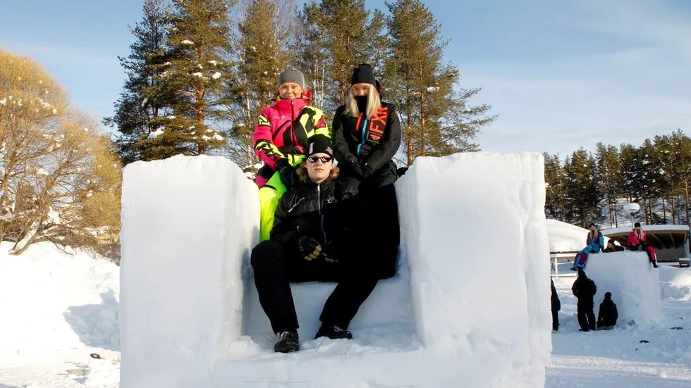 Kungatron. Alexandra Karlsson, Gunnar Eklund och Emma Lindbäck arbetade med en kunglig sits på torsdagen.
