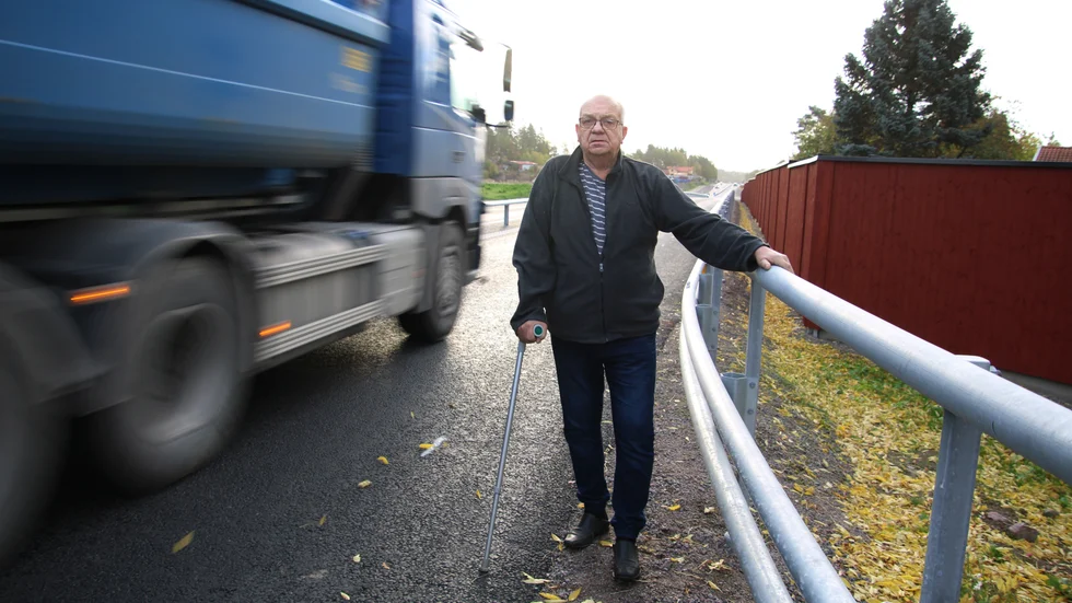 När Bernt-Åke Karlsson går till bussen är han trängd mellan trafiken och sidoräcket. "Jag har inget alternativ", säger han.