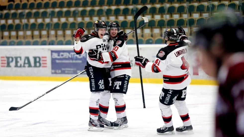 William Carlén klappas om efter ett mål för Piteå Hockey.