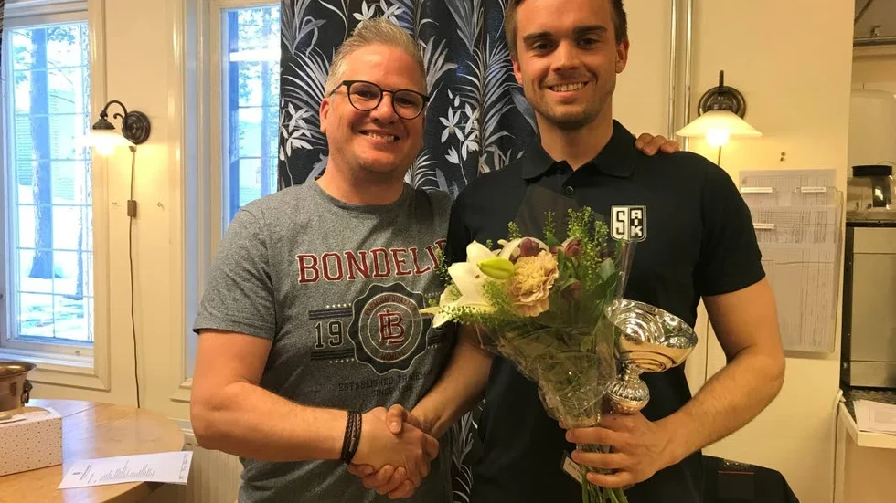 Årets herrspelare Peter Berglund grattas.