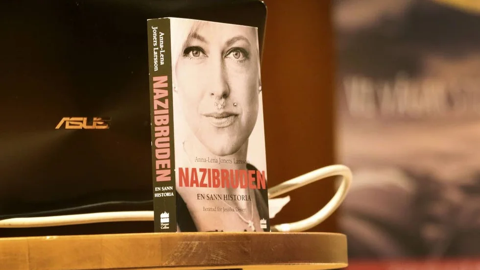 Med sin dator och sin bok. Nazibruden Anna-Lena Joners Larsson turnerar med sin föreläsning om livet i Vit makt-rörelsen.