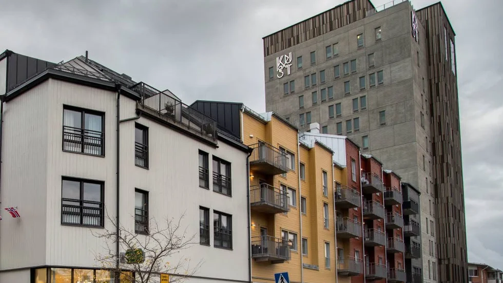 "Kust leder tanken till en övergiven gruvlave i en fjärran öde trakt och sprider dysterhet omkring sig."