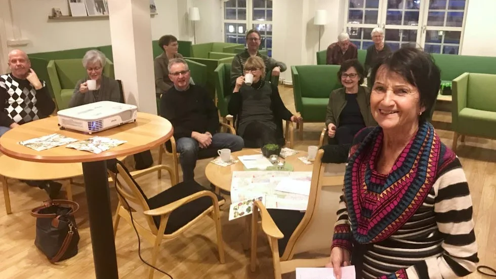 Ellen Larsson, Piteå, gör sig redo att berätta om sin senaste rundresa i Sri Lanka och fadderverksamheten som berör totalt ett 50-tal barn.