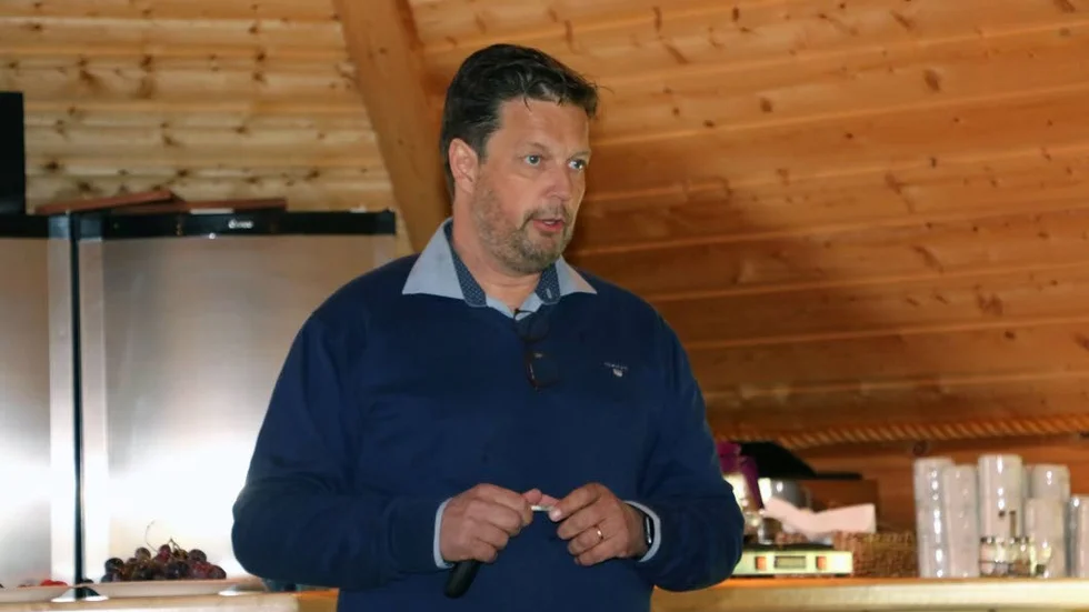 Fortlax vd Anders Berglund har visioner. Han sneglar på fler datahallar där gamla Grängestomten på Haraholmen och vindkraftsparken i Markbygden är ett par alternativ.
