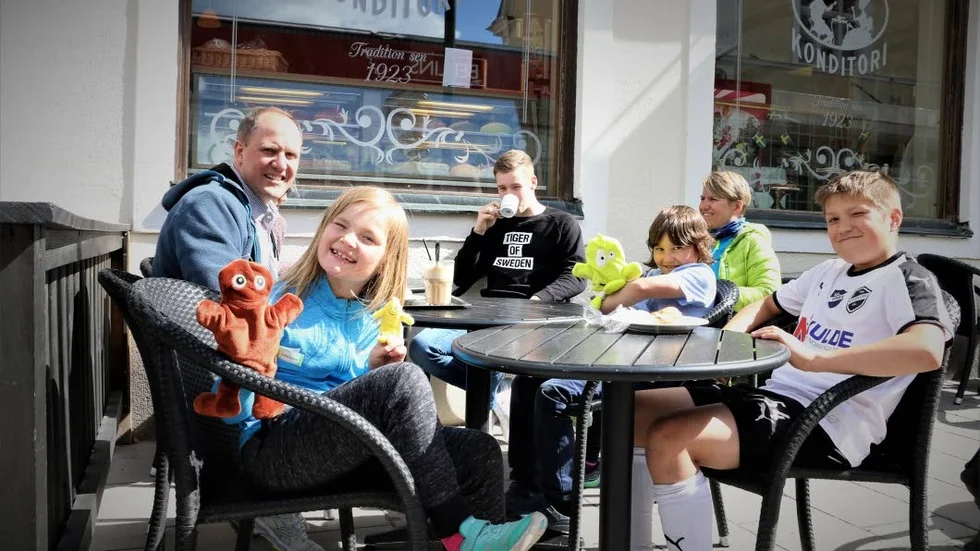 Familjen Simensen från Alta tar en fikastund på Ekbergs konditori.