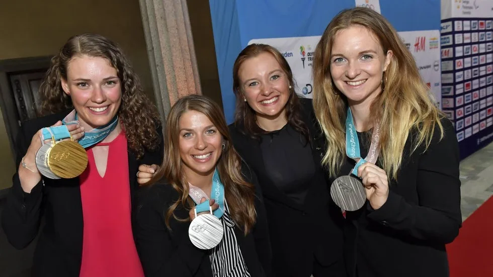 Skidskyttarna Hanna Öberg, Anna Magnusson, Linn Persson och Mona Brorsson firades på nuytt efter OS-succén.