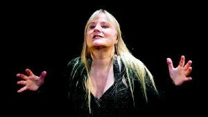 Ulla Skoog har inga problem med att hålla publiken fången i två timmar.	  				           Foto: Riksteatern