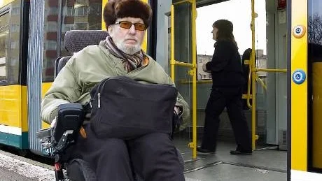 Allan Collén var en av dem som testade på hur bra anpassad Norrköpings kollektivtrafik är för rullstolsburna. Foto: Robert Svensson