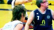 Lars Mortensen tar skott i Dolphins möte med Eskilstuna. En match Dolphins vannmed 67-32.Foto: Robert Svensson