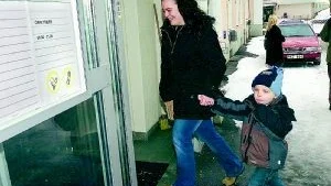 - Alla tjänar på det, både patienter och personal, säger Helena Söderqvist, här med sonen Robin. Foto: Janne Forsby.