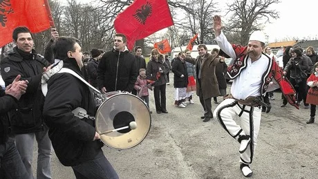 Redan under samlingen vid Himmelstalund kom dansen igång. Här släpper Ismail Binakaj loss.
