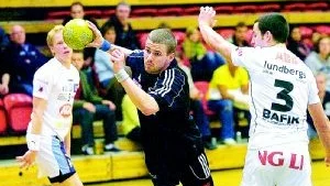 Nais/Norco orkade totalt med 21 mål mot Västerås. Här smäller Christian Tidebrink in ett av sina tre mål bakom gästernas målvakt.  Foto: Janne Forsby