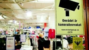 - Vi har absolut inget att dölja, säger Intersports butikschef Patrik Selin och hänvisar till skyltarna om kameraövervakning som sitter uppe. Foto: Andreas Skogh