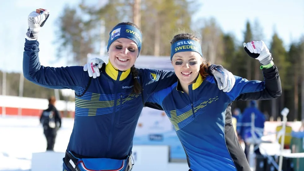 Magdalena Olsson tog silver och Tove Alexandersson guld vid torsdagens sprint i VM i skidorientering.