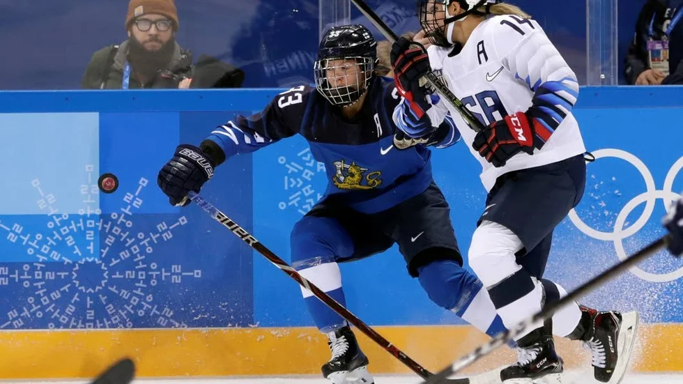 Michelle Karvinen, här under OS med Finland, kraschade in i sargen i en landskamp.