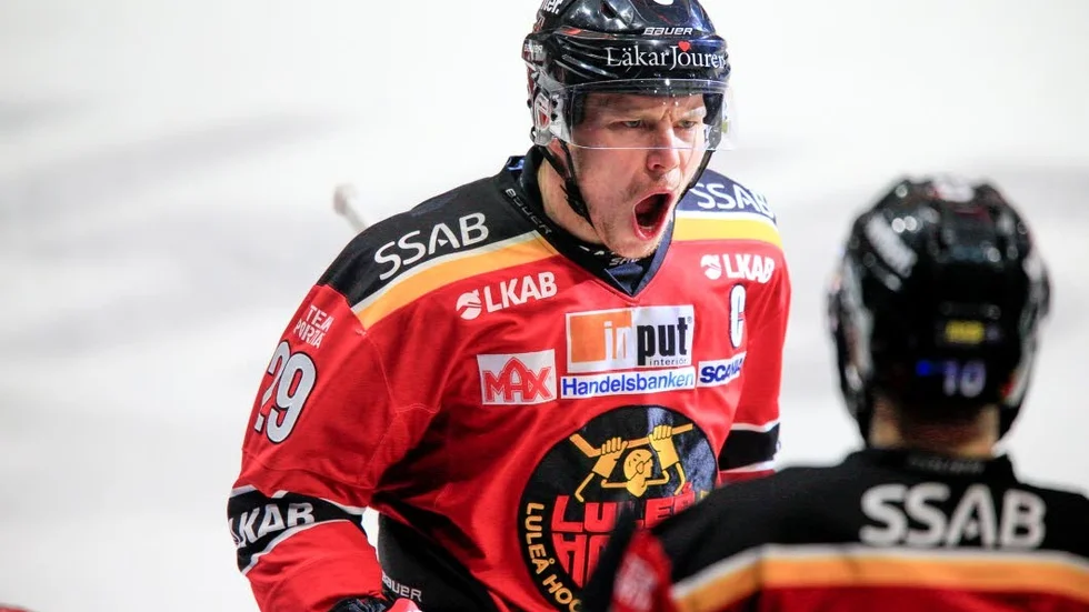 LULEÅ 20190330
Luleås Erik Gustafsson firar sitt 1-0mål under lördagens ishockeymatch i SM-slutspelet, kvartsfinal 5 av 7, mellan Luleå HF och Växjö Lakers HC i Coop Norrbotten Arena.
Foto: Robert Nyholm / TT / kod 11435