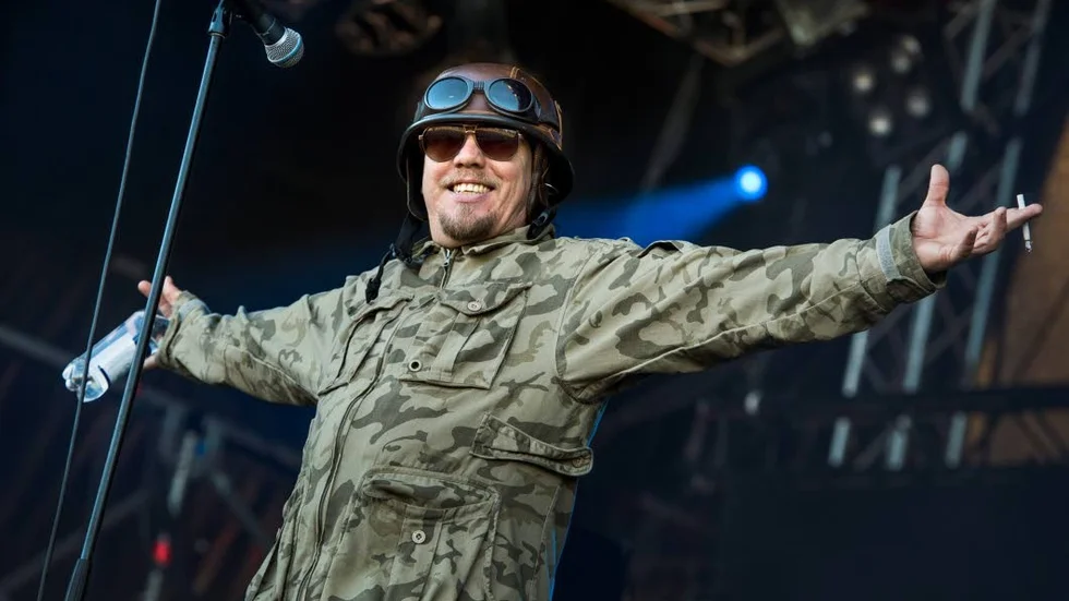 Martin Westerstrand och resten av Göteborgsbandet Lillasyster kommer till Pite havsbad i april. Hotellchef Ida Åhman hoppas att Piteå rockfest i havsbadets casino ska kunna följas av ett beach party i hårdrockens anda till sommaren.
