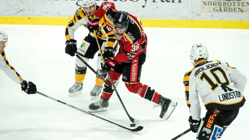 Emil Larsson stängs av efter en situation med Joakim Lindström.