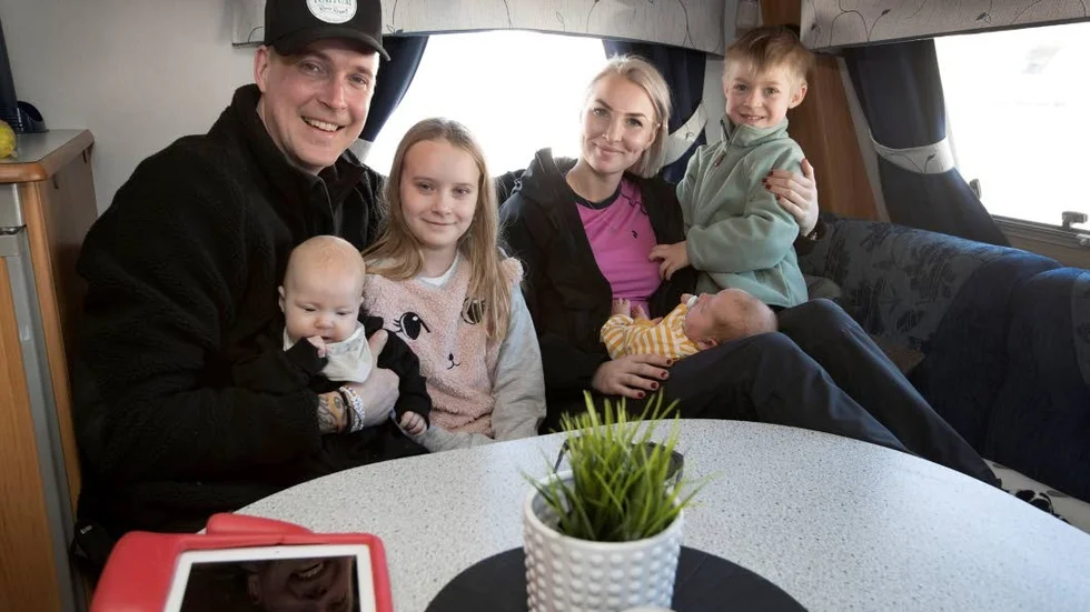 Lukas moster Lina Askebrand med familj har kört för Gälli­vare för att hälsa på under sportlovet. Jonas Persson och ­barnen Elle och Meja Persson gör sig hemmastadda.