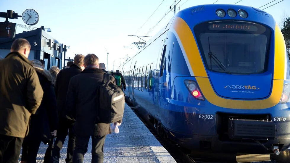 Sätt spaden i jorden på allvar och bygg Norrbotniabanan - nu, manar skribenterna, en familj som hoppas på bättre infrastruktur i Norrbotten/Västerbotten inom kort. (Arkivbild)
